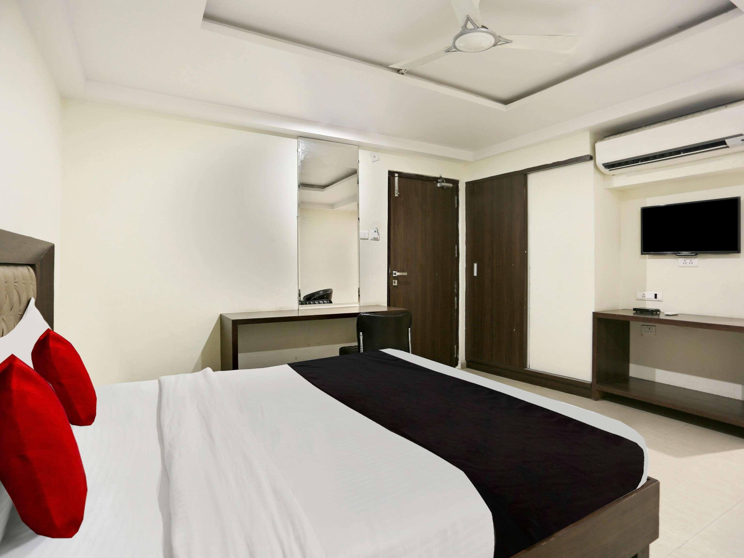 Kondapur  Townhouse Halcyon Deccan Inn Near Shilparamam מראה חיצוני תמונה
