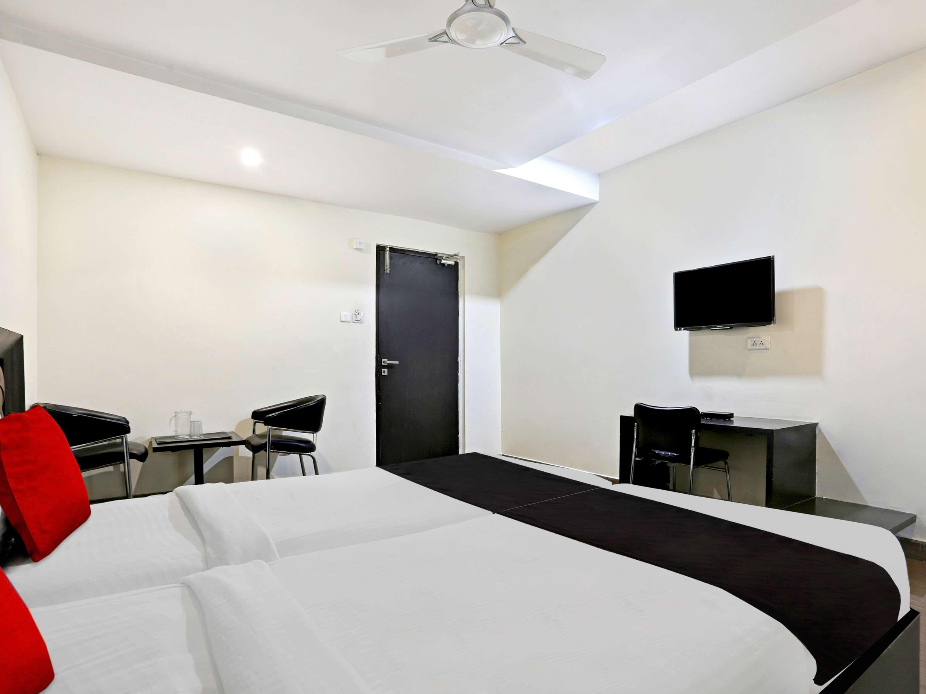 Kondapur  Townhouse Halcyon Deccan Inn Near Shilparamam מראה חיצוני תמונה