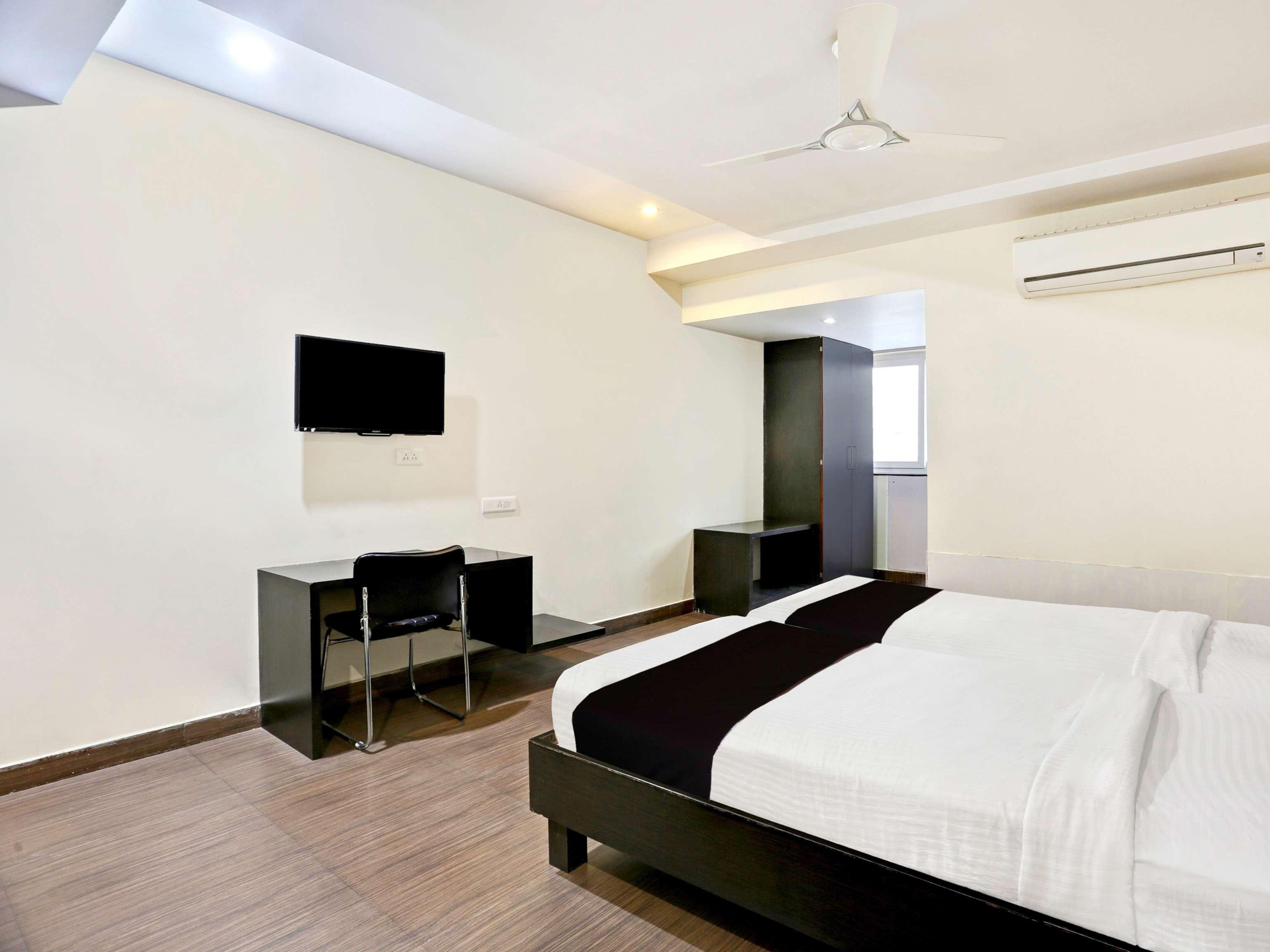 Kondapur  Townhouse Halcyon Deccan Inn Near Shilparamam מראה חיצוני תמונה
