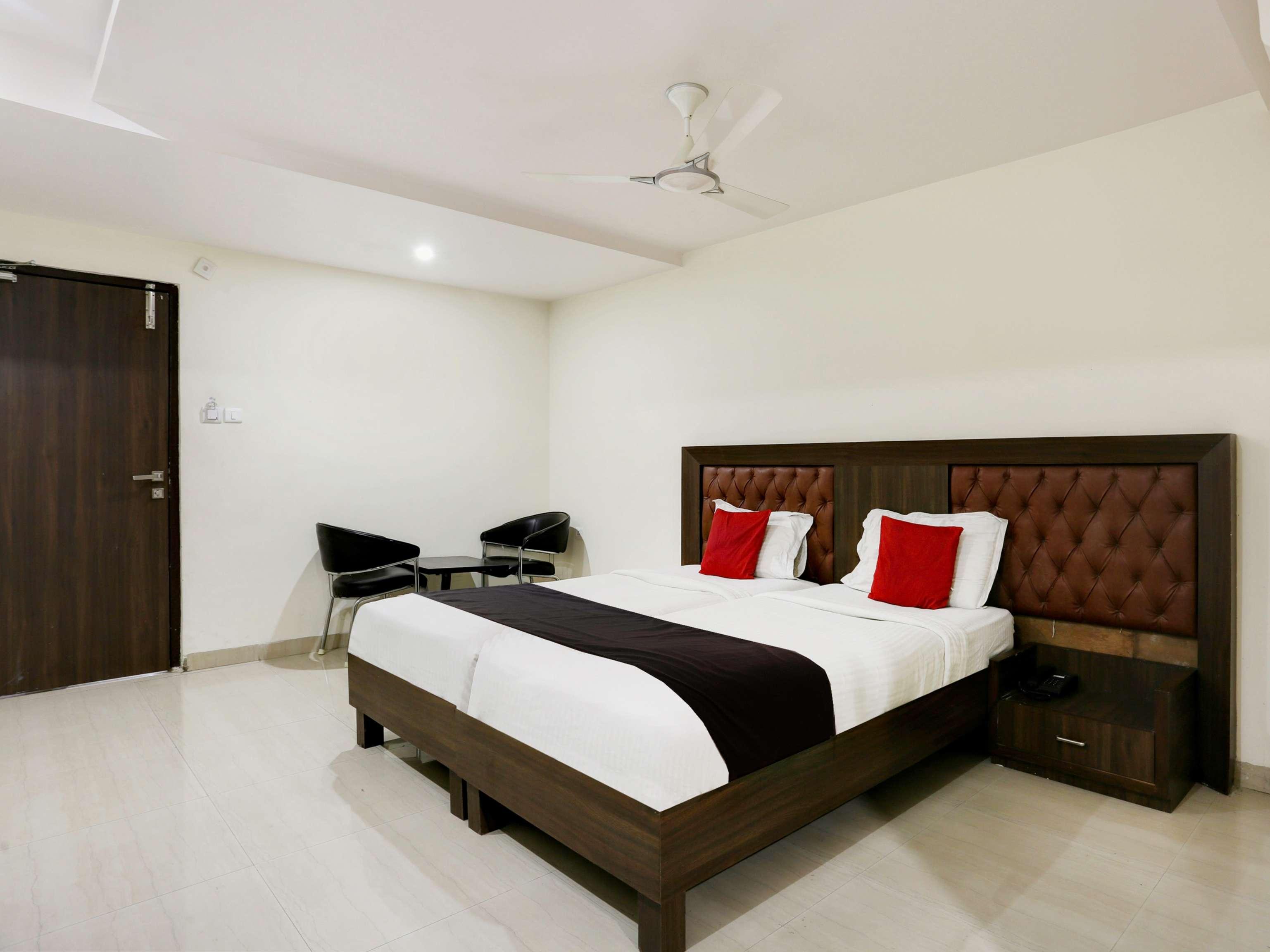 Kondapur  Townhouse Halcyon Deccan Inn Near Shilparamam מראה חיצוני תמונה