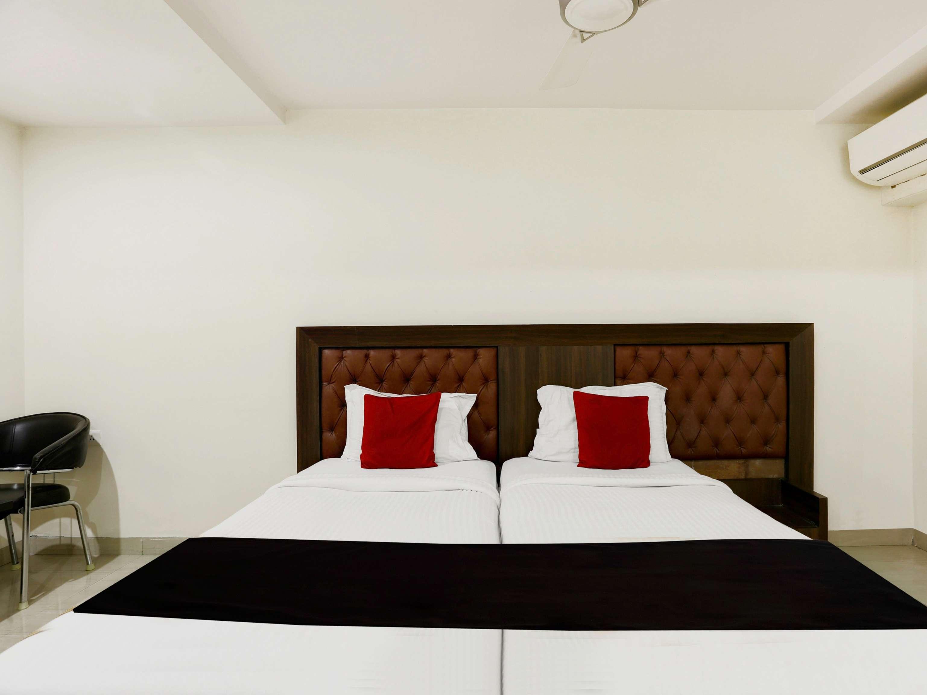 Kondapur  Townhouse Halcyon Deccan Inn Near Shilparamam מראה חיצוני תמונה