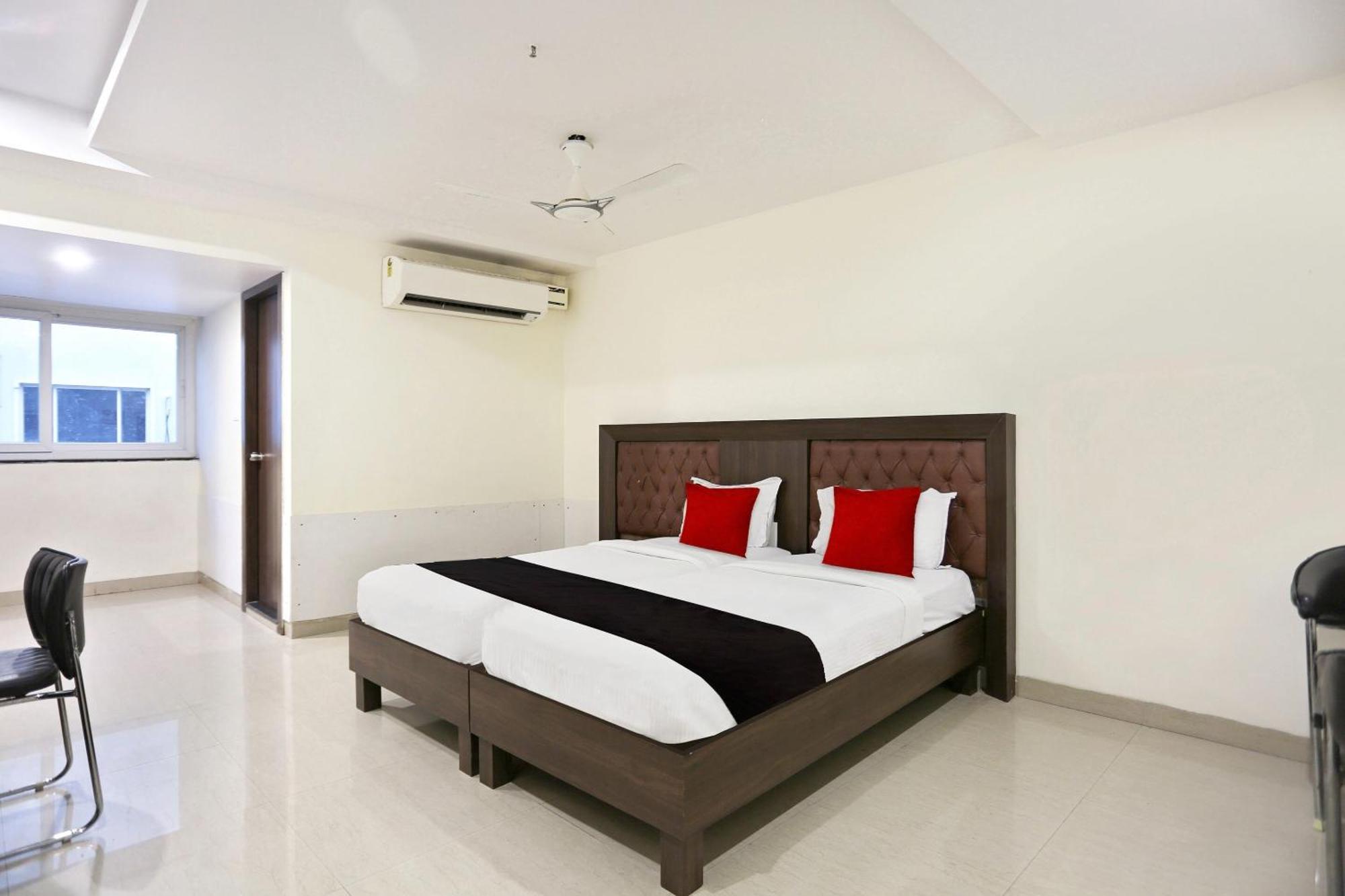 Kondapur  Townhouse Halcyon Deccan Inn Near Shilparamam מראה חיצוני תמונה