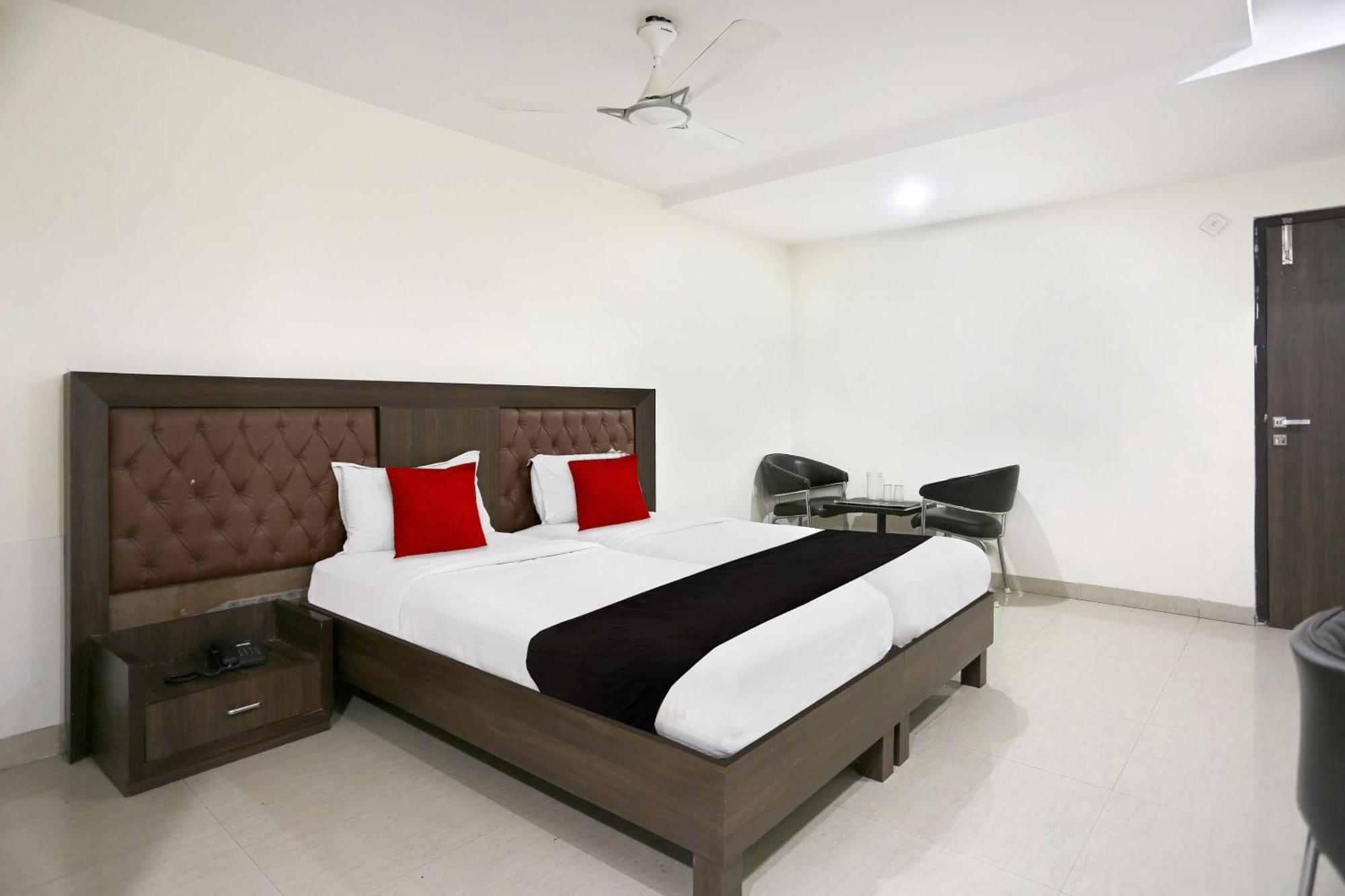 Kondapur  Townhouse Halcyon Deccan Inn Near Shilparamam מראה חיצוני תמונה