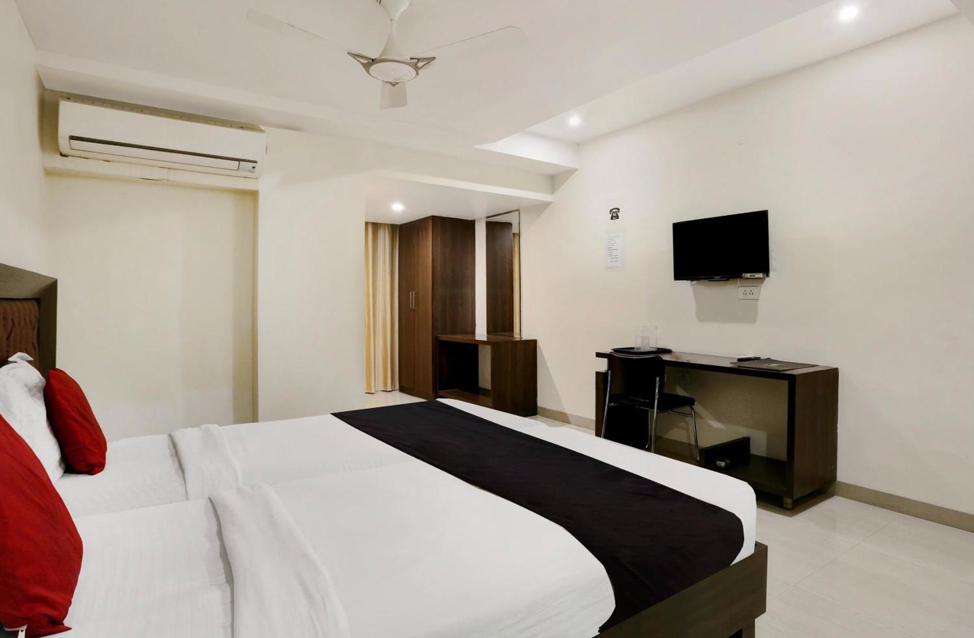 Kondapur  Townhouse Halcyon Deccan Inn Near Shilparamam מראה חיצוני תמונה