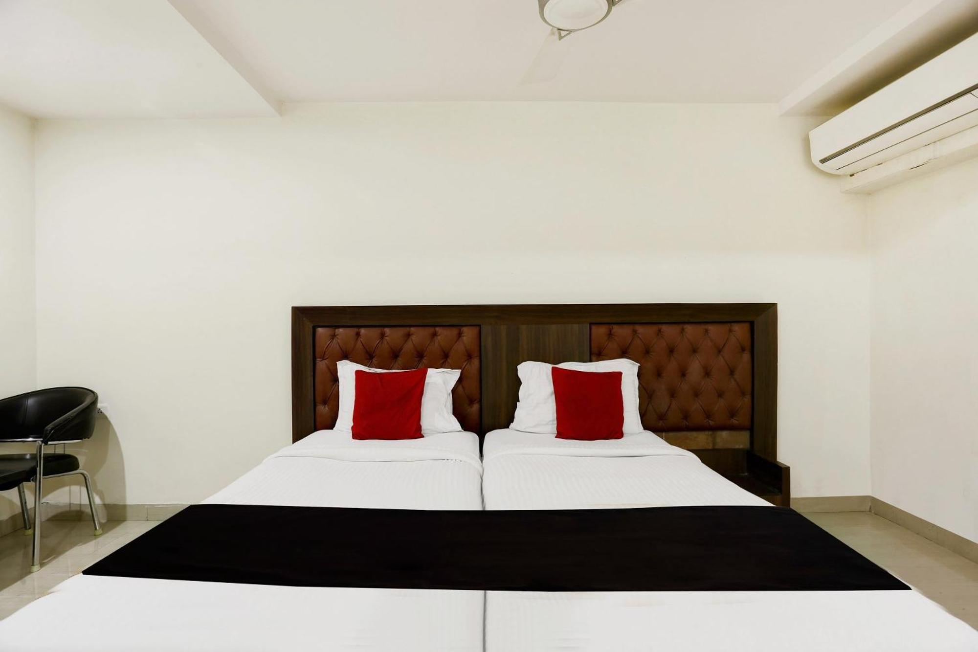Kondapur  Townhouse Halcyon Deccan Inn Near Shilparamam מראה חיצוני תמונה