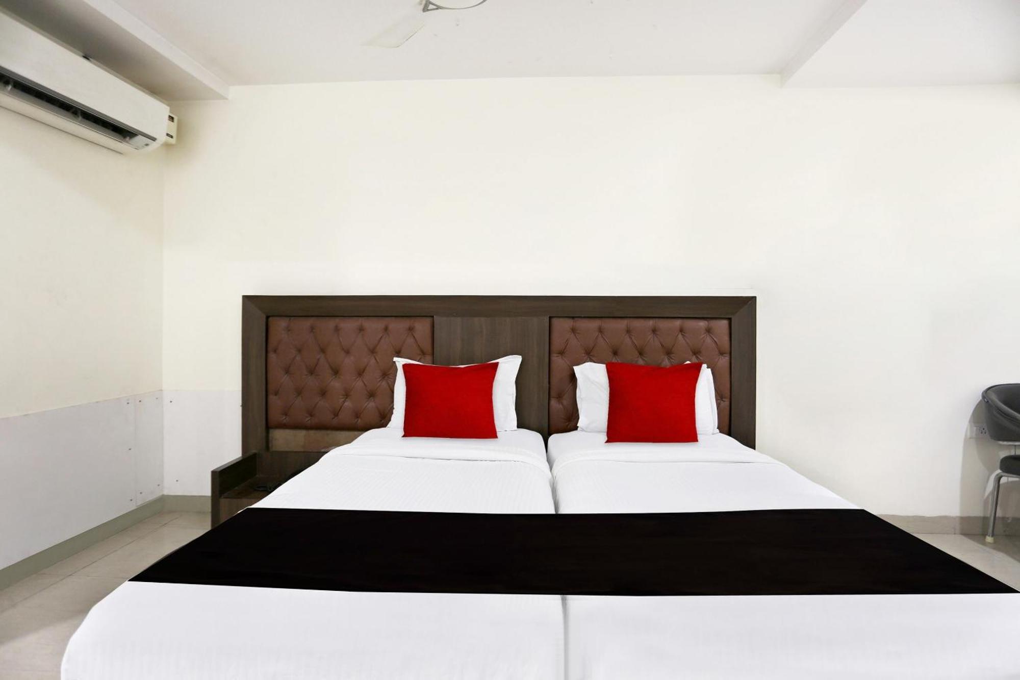 Kondapur  Townhouse Halcyon Deccan Inn Near Shilparamam מראה חיצוני תמונה
