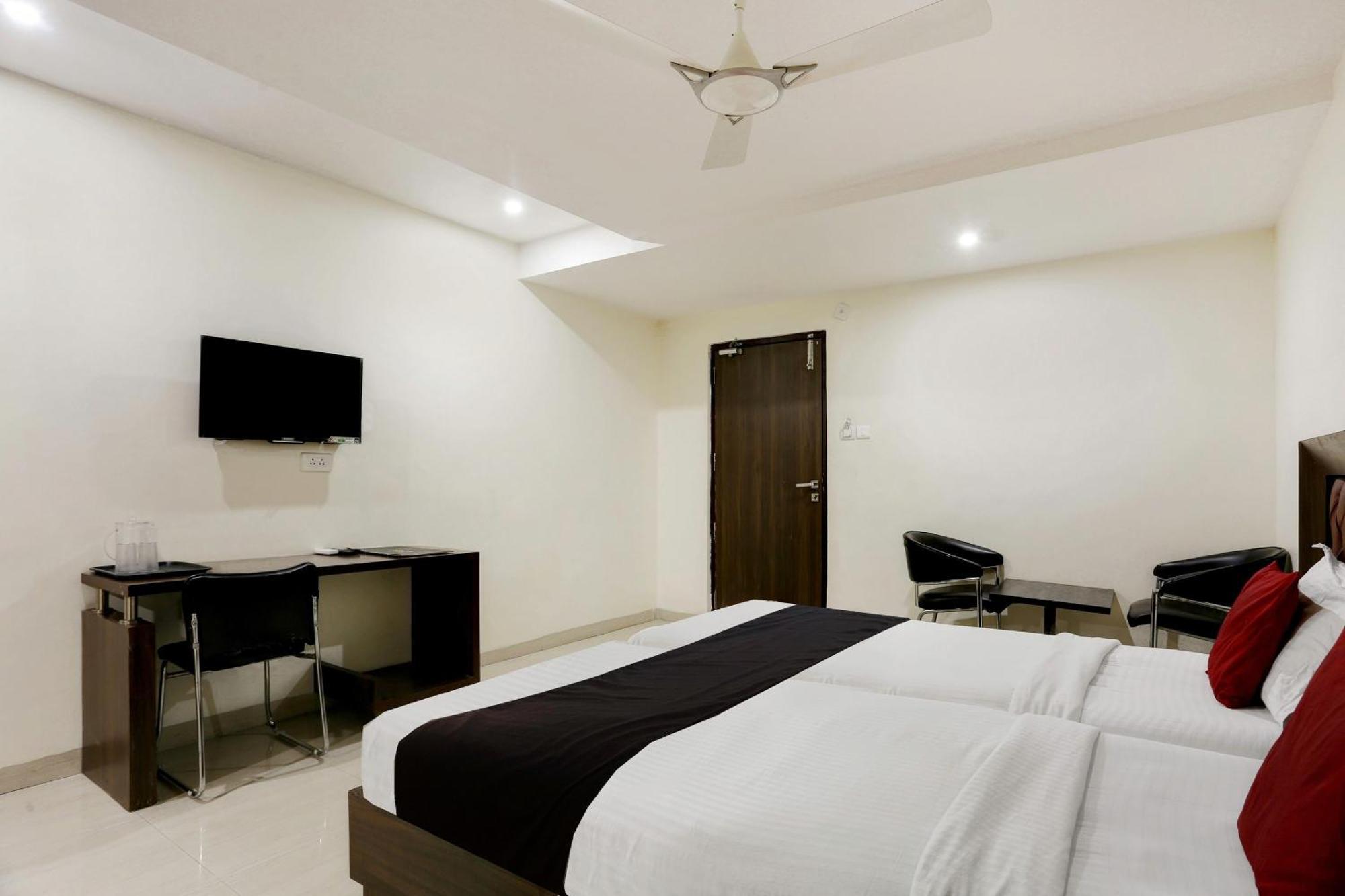 Kondapur  Townhouse Halcyon Deccan Inn Near Shilparamam מראה חיצוני תמונה