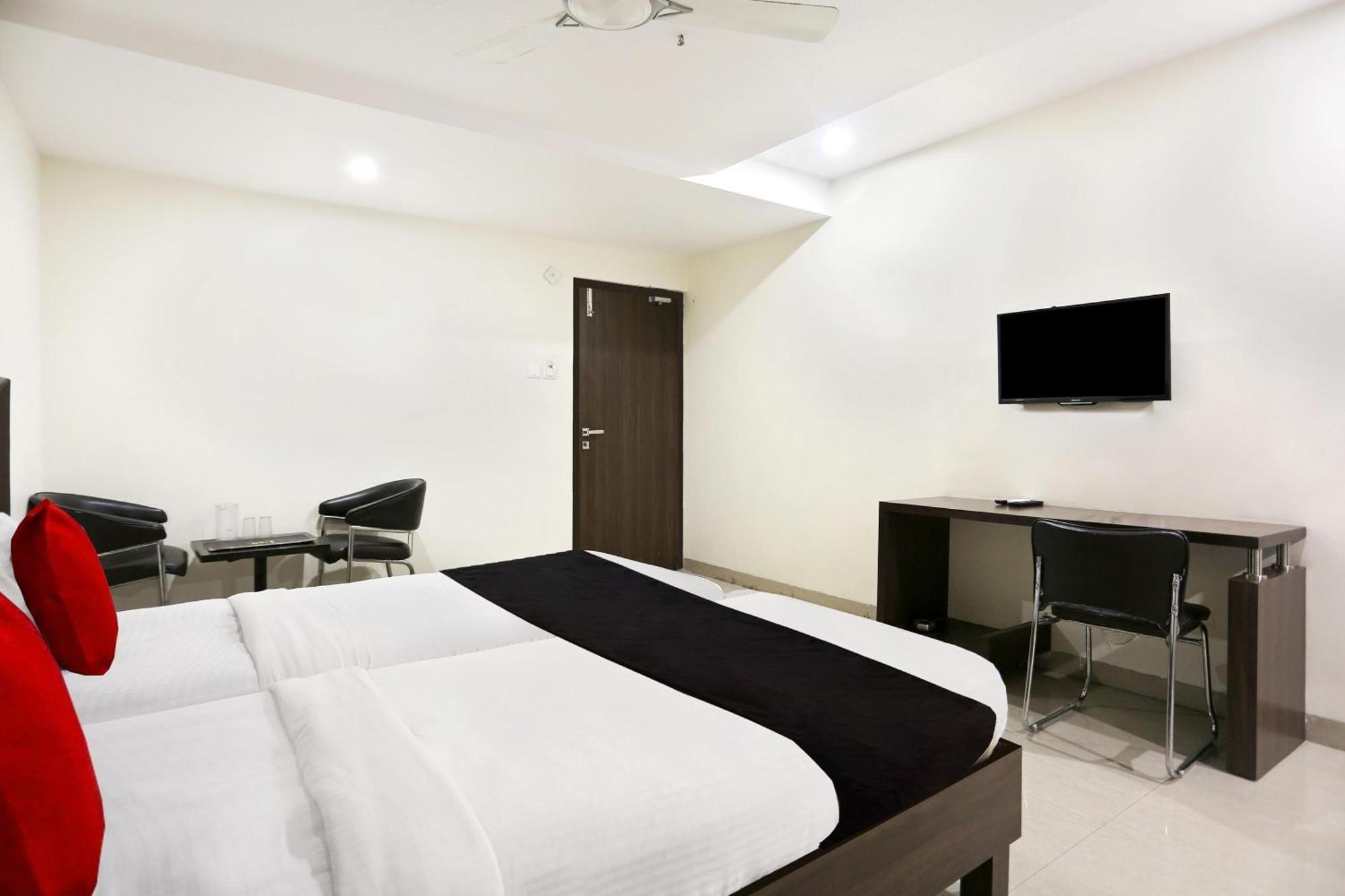 Kondapur  Townhouse Halcyon Deccan Inn Near Shilparamam מראה חיצוני תמונה