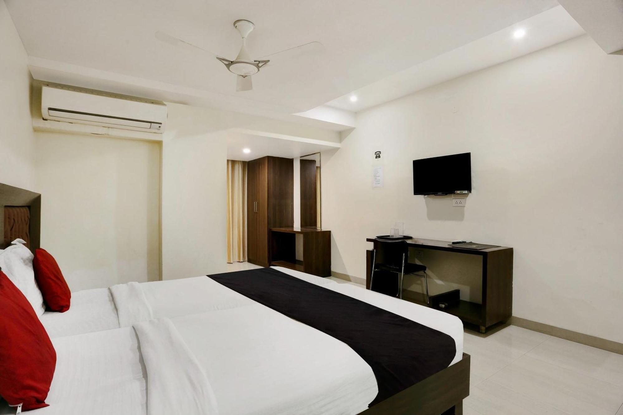 Kondapur  Townhouse Halcyon Deccan Inn Near Shilparamam מראה חיצוני תמונה