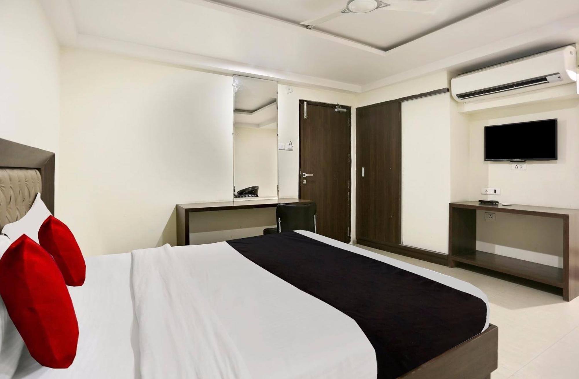 Kondapur  Townhouse Halcyon Deccan Inn Near Shilparamam מראה חיצוני תמונה