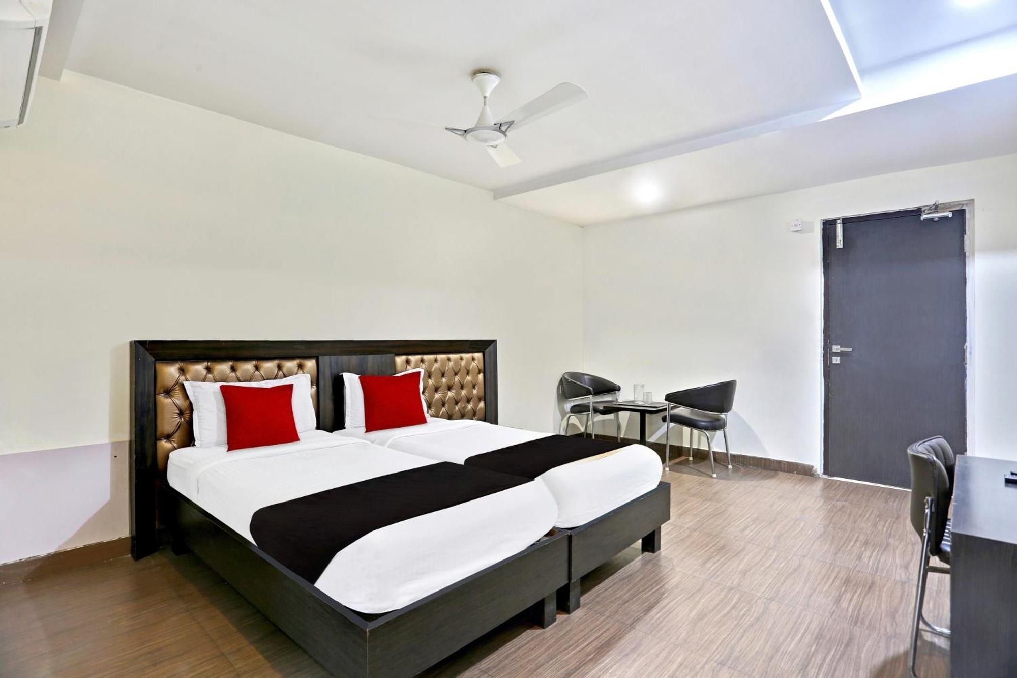 Kondapur  Townhouse Halcyon Deccan Inn Near Shilparamam מראה חיצוני תמונה