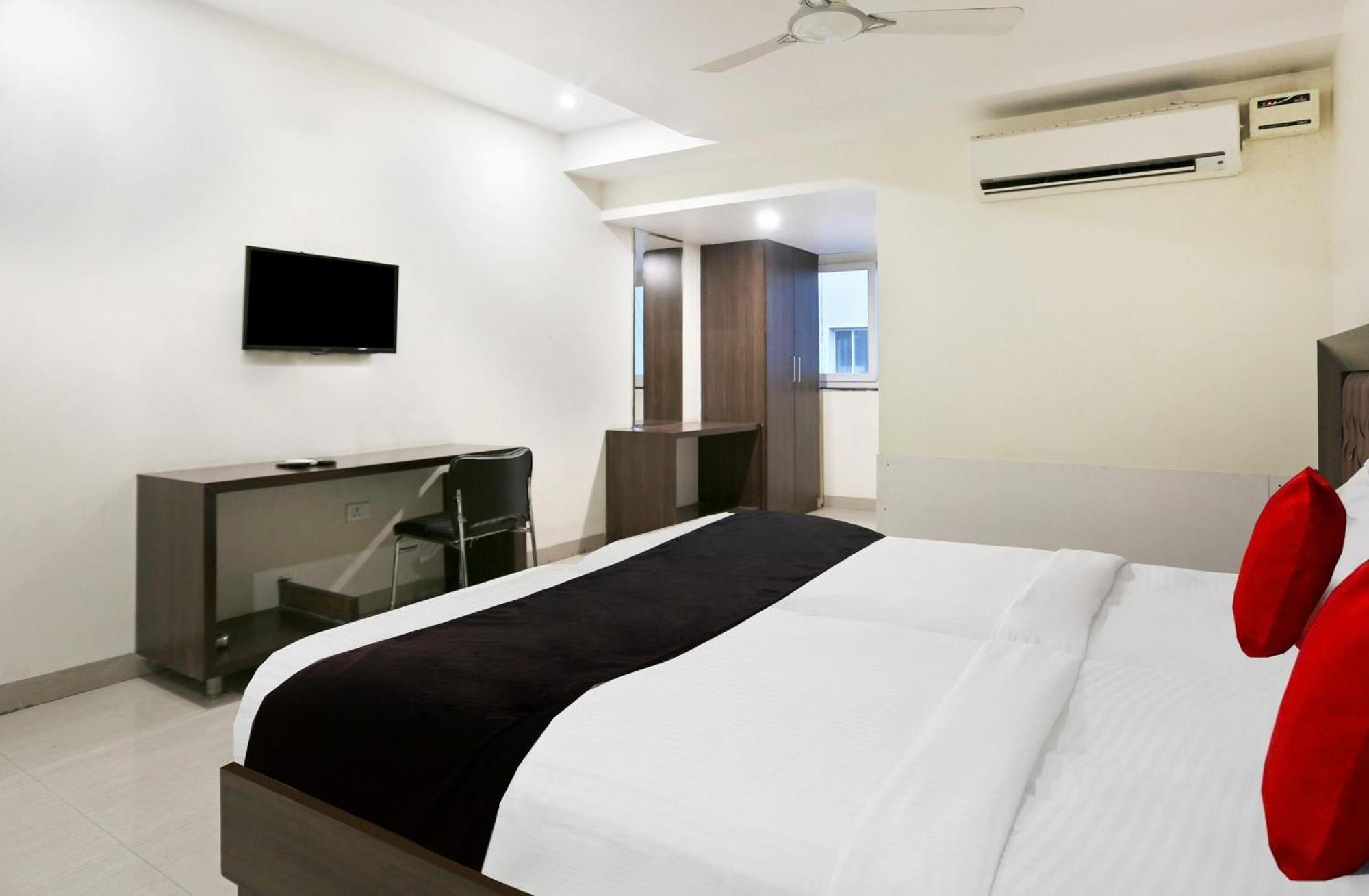 Kondapur  Townhouse Halcyon Deccan Inn Near Shilparamam מראה חיצוני תמונה