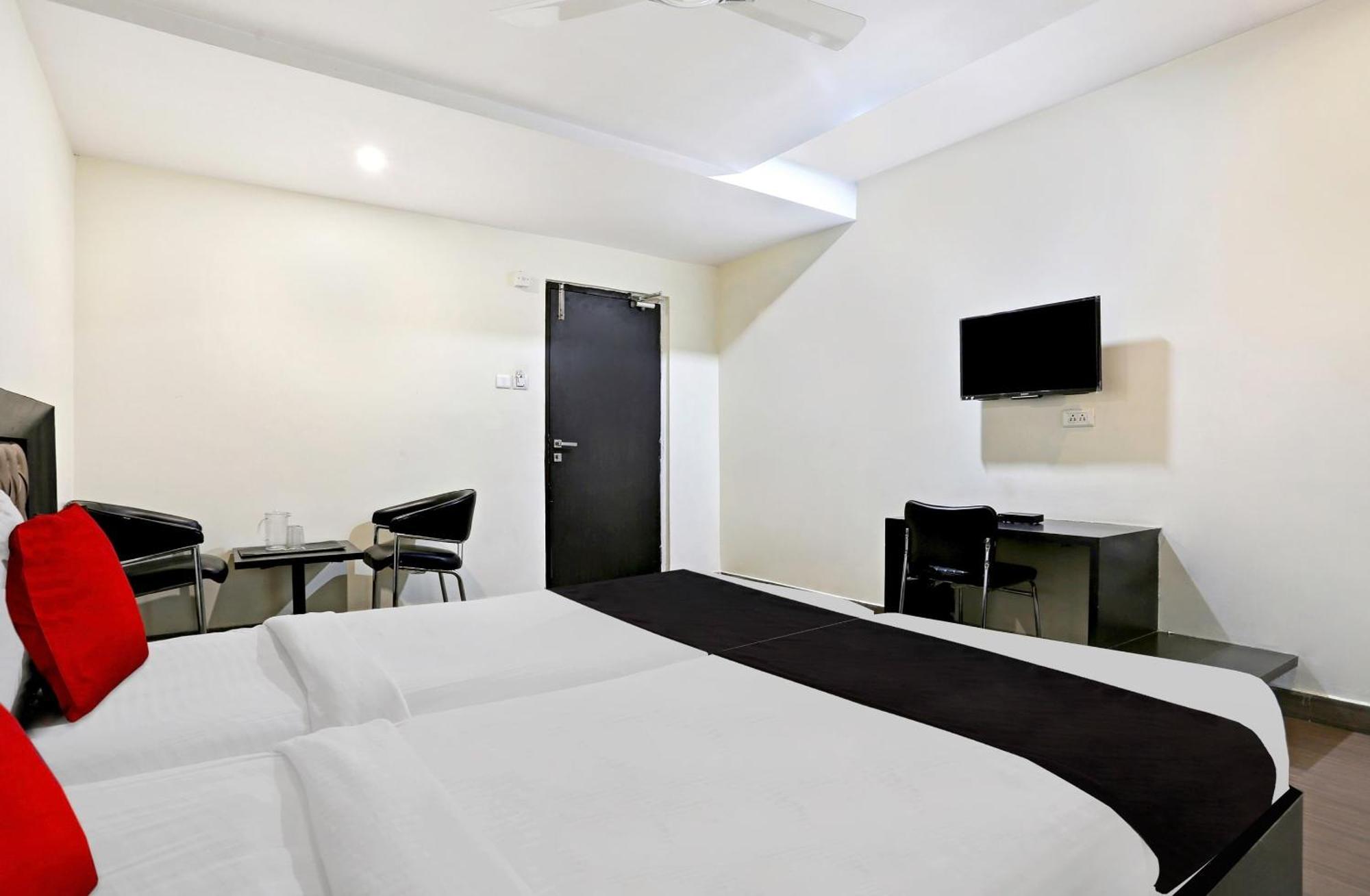 Kondapur  Townhouse Halcyon Deccan Inn Near Shilparamam מראה חיצוני תמונה