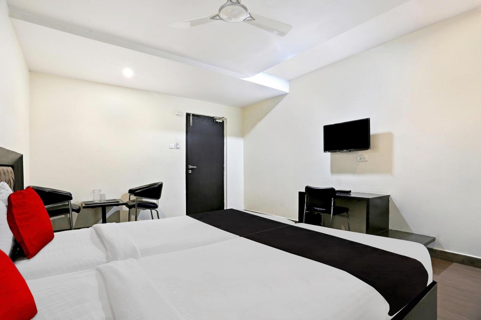 Kondapur  Townhouse Halcyon Deccan Inn Near Shilparamam מראה חיצוני תמונה