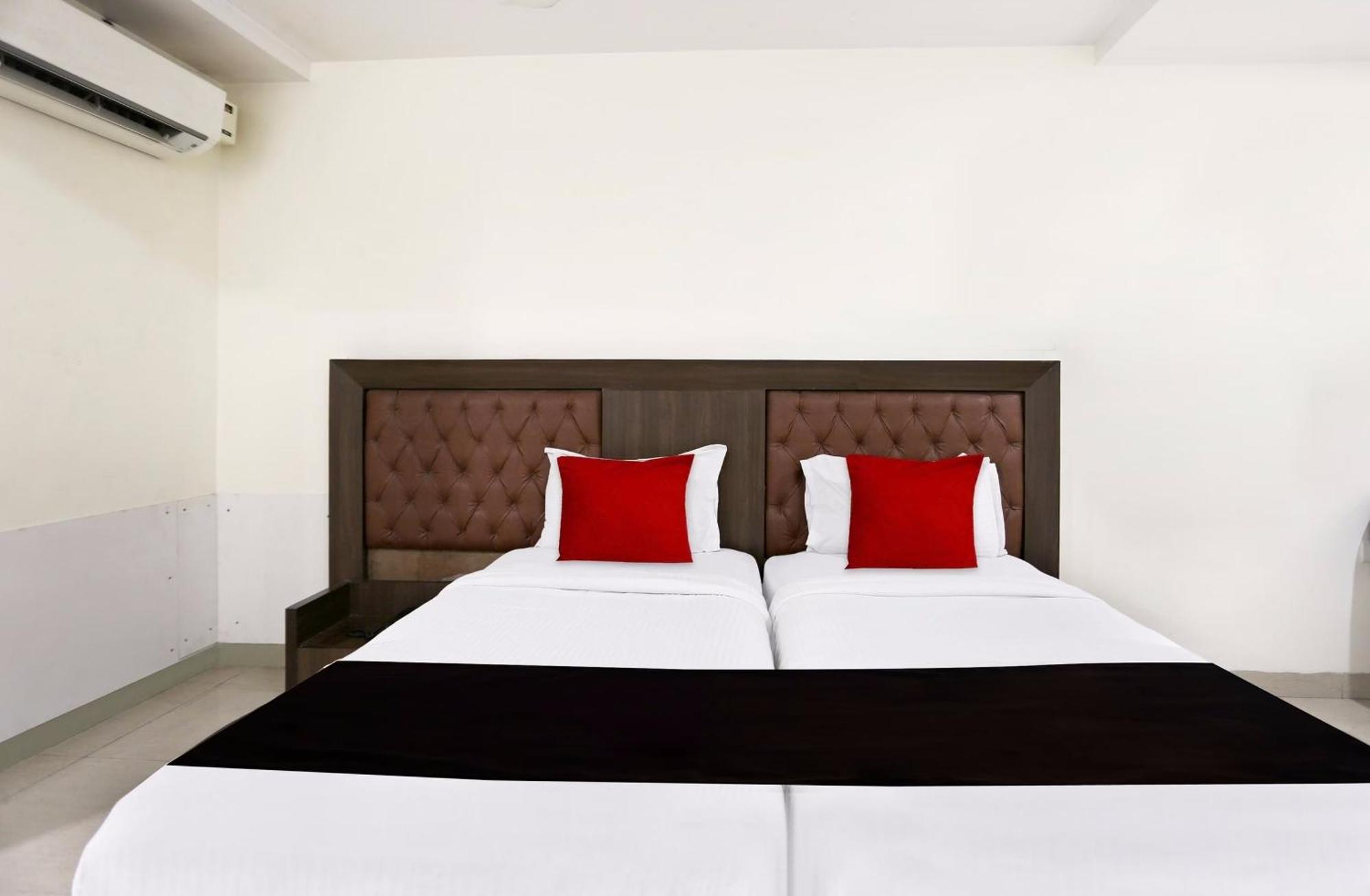 Kondapur  Townhouse Halcyon Deccan Inn Near Shilparamam מראה חיצוני תמונה