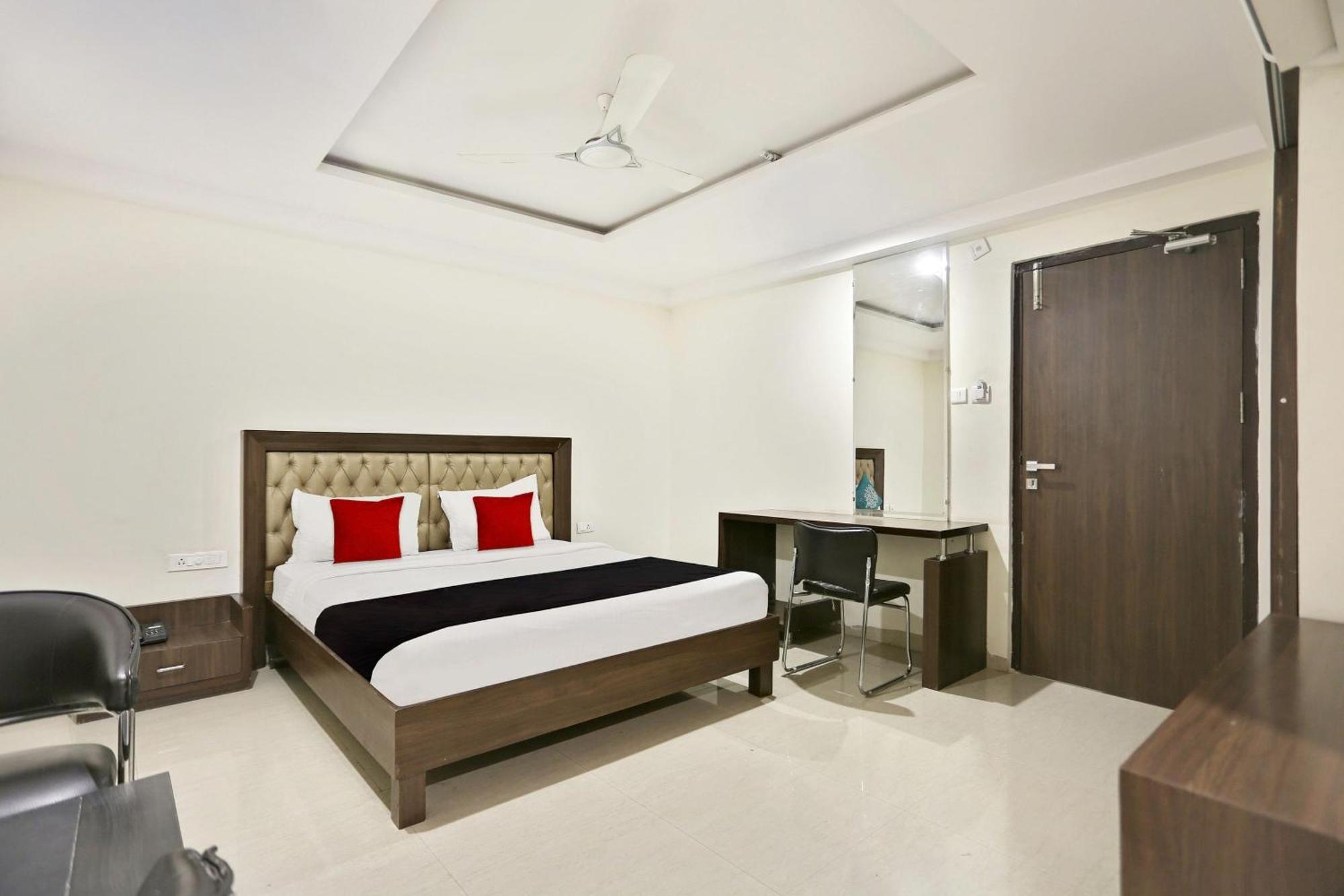 Kondapur  Townhouse Halcyon Deccan Inn Near Shilparamam מראה חיצוני תמונה